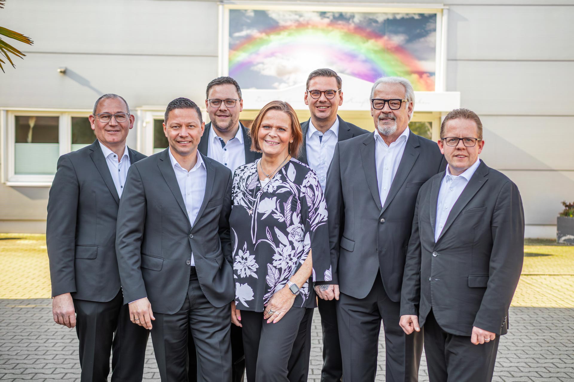 Team von Bestattungen Angela Thieme vor dem Institut